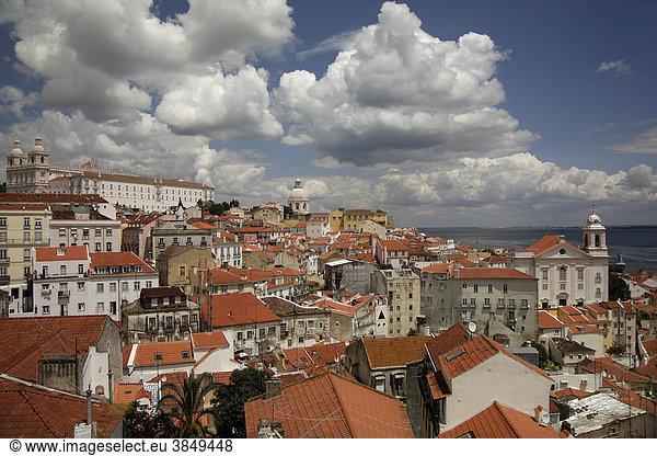 Blick vom Aussichtspunkt Portas do Sol über die Dächer der Altstadt Alfama von Lissabon  Portugal  Europa