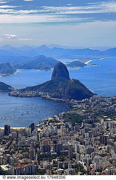 Blick vom Berg Corcovado auf Rio de Janeiro  Brasilien  Südamerika