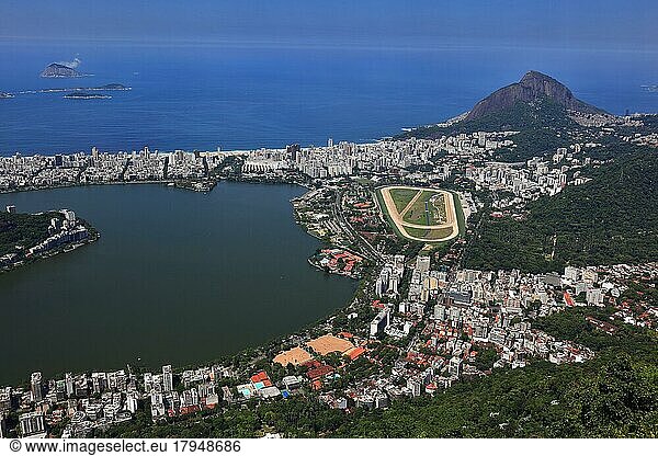 Blick vom Berg Corcovado auf Rio de Janeiro  Brasilien  Südamerika