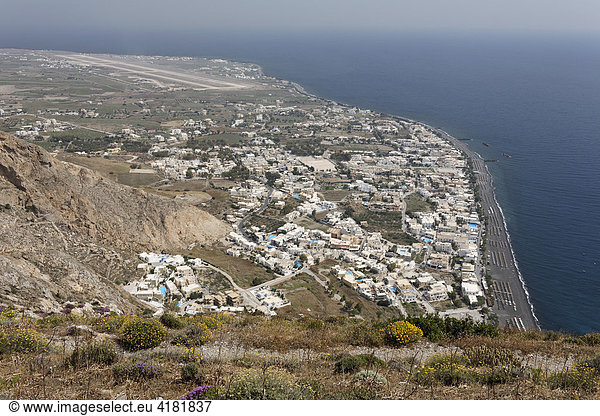 Blick vom Berg Messavouno auf Kamari  Santorin in der Ägäis  Griechenland  Europa