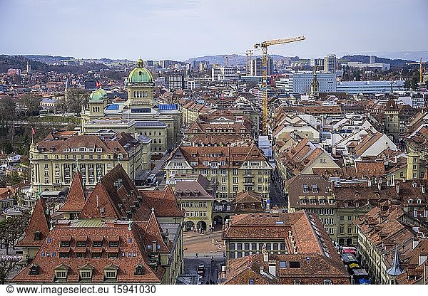 Blick vom Berner Münster auf die roten Ziegeldächer der Häuser im historischen Stadtkern der Altstadt  Stadtansicht  Innere Stadt  Bern  Schweiz  Europa