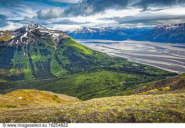 Blick vom Bird Ridge auf das Bird Creek Valley und den Turnagain Arm  Chugach State Park  Süd-Zentral-Alaska im Sommer; Alaska  Vereinigte Staaten von Amerika