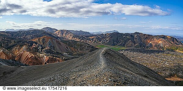 Blick vom Bláhnúkur  Landschaftspanorama  Dramatische Vulkanlandschaft  bunte Erosionslandschaft mit Bergen  Lavafeld  Landmannalaugar  Fjallabak Naturreservat  Suðurland  Island  Europa