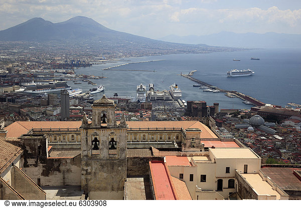 Blick vom Castell Sant' Elmo über die Certosa si San Martino auf die Stadt  Neapel  Kampanien  Italien  Europa