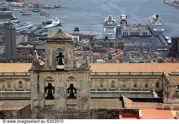 Blick vom Castell Sant' Elmo über die Certosa si San Martino auf die Stadt Neapel Kampanien Italien Europa