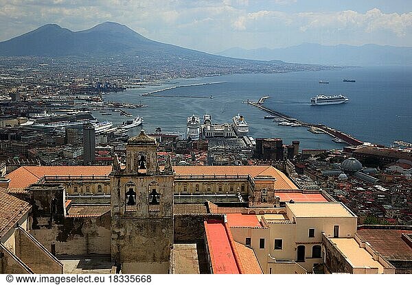 Blick vom Castell Sant' Elmo über die Certosa si San Martino auf die Stadt  Neapel  Kampanien  Italien  Europa