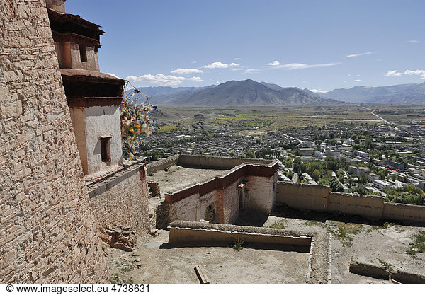 Blick vom Dzong auf die Altstadt von Gyantse Gyangze Tibet China Asien