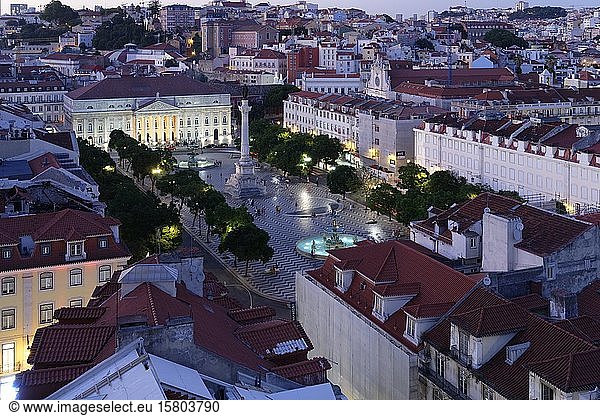 Blick vom Elevador de Santa Justa  Platz Rossio am Abend  Chiado  Lissabon  Portugal  Europa
