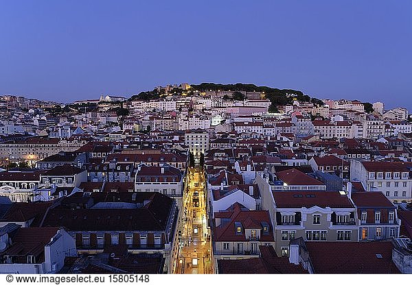 Blick vom Elevador de Santa Justa  Platz Rossio am Abend  Chiado  Lissabon  Portugal  Europa