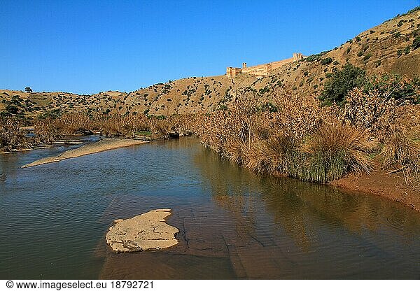 Blick vom Fluss Oum er-Rbia zur Kasbah Boulaouane Marokko