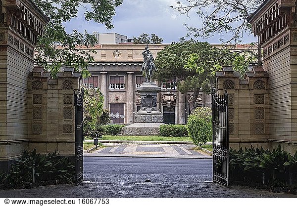 Blick vom Giardino Bellini  auch Villa Bellini genannt  auf das Umberto-I-Denkmal auf der Piazza Roma in Catania  der zweitgrößten Stadt der Insel Sizilien in Italien.