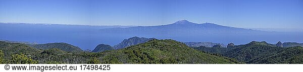 Blick vom Gipfel des Garajonay mit Teide im Hintergrund  Alajeró  La Gomera  Spanien  Europa