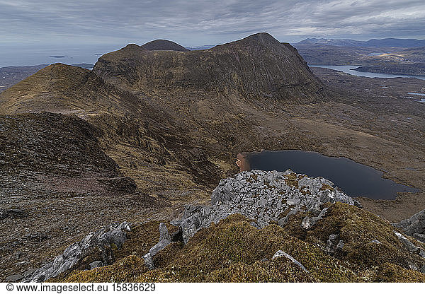 Blick vom Gipfelkamm des Quinag - Aâ€™ Chuineag  Sutherland  Highland  Schottland