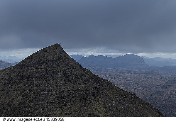 Blick vom Gipfelkamm des Quinag - Aâ€™ Chuineag  Sutherland  Highland  Schottland
