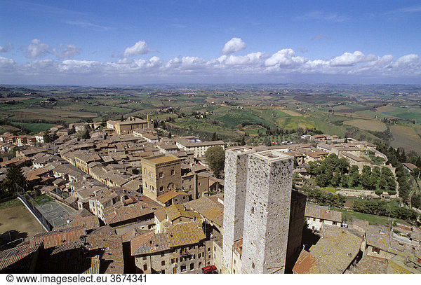 Blick vom Glockenturm über die Stadt San Gimignano nach Südosten Toskana Italien
