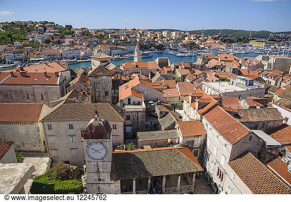 Blick vom Glockenturm der St.-Lorenz-Kathedrale in der Altstadt von Trogir  UNESCO-Weltkulturerbe  Kroatien  Europa