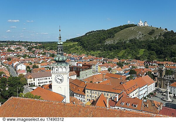 Blick vom Grenzturm des Schlosses auf die Altstadt mit St.-Wenzels Kirche und Blick zum Heiligen Berg Svatý kopecek Mikulov Nikolsburg Bezirk Breclav Region Jihomoravský Südmähren Tschechien Europa