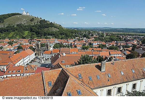 Blick vom Grenzturm des Schlosses auf die Altstadt und Blick zum Heiligen Berg Svatý kopecek  Mikulov  Nikolsburg  Bezirk Breclav  Region Jihomoravský  Südmähren  Tschechien  Europa