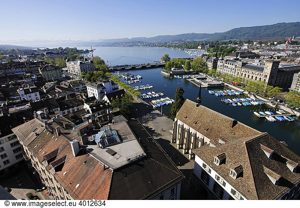 Blick vom Grossmünsterturm auf die Limmat und den Zürichsee  Zürich  Schweiz  Europa