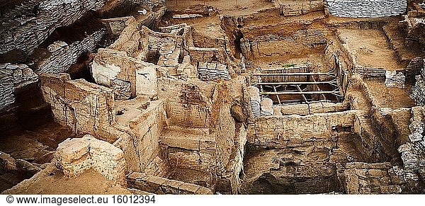 Blick vom höchsten Punkt des südlichen Bereichs auf die neolithischen Mauerreste der Lehmziegelhäuser. In der Mitte ist zu erkennen  wie tief die Ausgrabung bisher vorgedrungen ist. 7500 v. Chr. bis 5700 v. Chr.  Archäologische Stätte Catalyhoyuk  ?umra  Konya  Türkei.