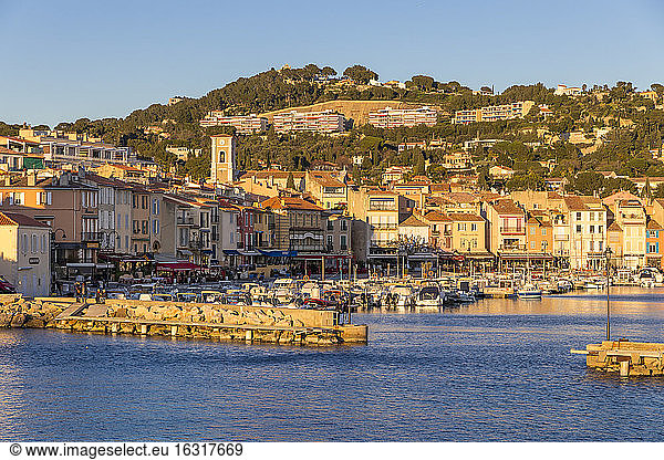 Blick vom Hafen auf die Altstadt  Cassis  Bouches du Rhone  Provence  Frankreich  Mittelmeer  Europa