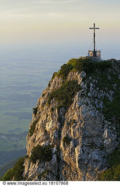 Blick vom Hochfelln  Gipfelkreuz  Juli  Chiemgau  Bergen  Bayern  Deutschland  Europa