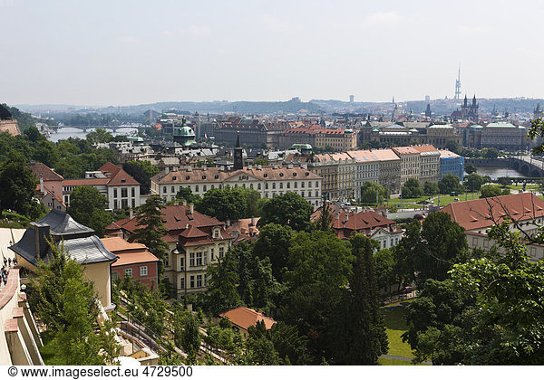 Blick vom Hradschin über die Stadt Prag  Böhmen  Tschechische Republik  Europa