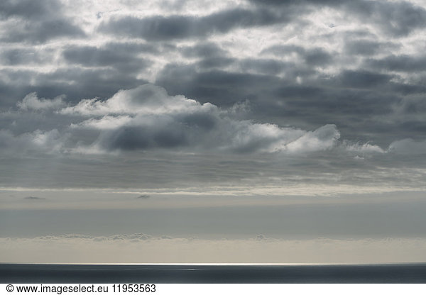 Blick vom Land über den Ozean bis zum Horizont. Freiraum  Meeres- und Himmelslandschaft.