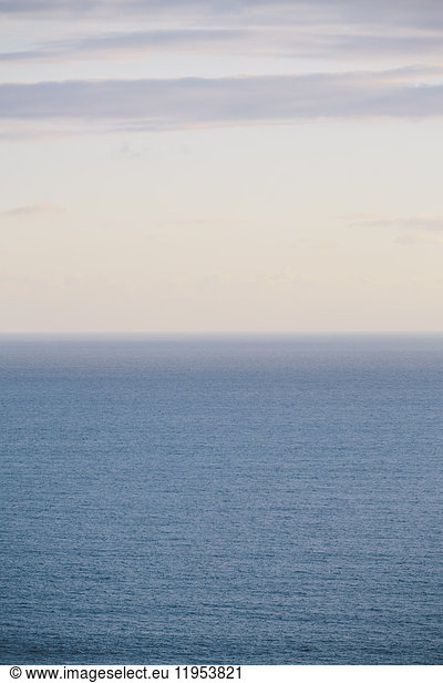 Blick vom Land über den Ozean bis zum Horizont. Freiraum  Meeres- und Himmelslandschaft.