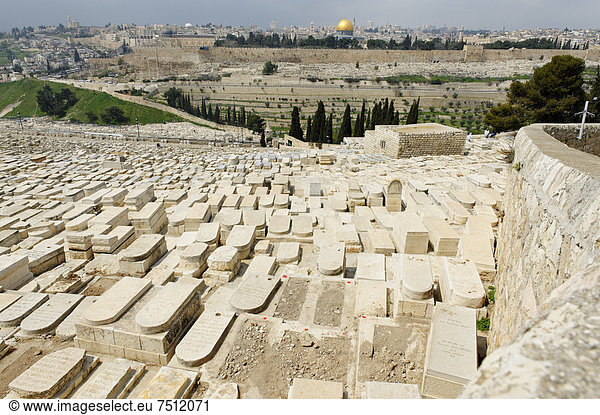 Blick vom Ölberg über die Gräber auf dem jüdischen Friedhof  Jerusalem  Israel  Naher Osten  Vorderasien  Asien