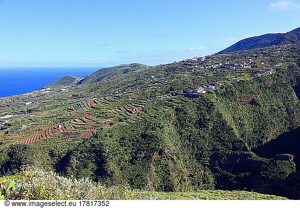 Blick vom Mirador San Bartolome in die Landschaft zwischen den Orten Puntallana und Los Sauces  La Palma  Kanarische Insel  Spanien  Europa
