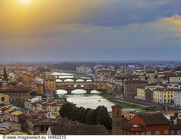 Blick vom Piazzale Michelangelo auf die Stadt und den Fluss Arno  Florenz  Toskana  Italien