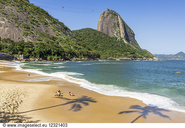 Blick vom Praia Vermelha (Roter Strand) auf den Zuckerhut  Rio de Janeiro  Brasilien  Südamerika