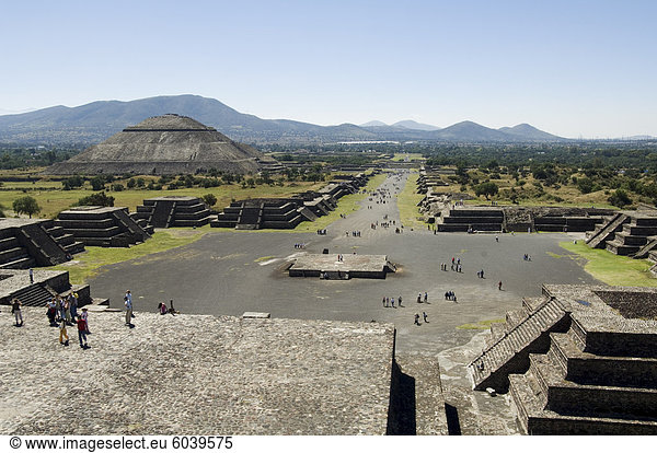 Blick vom Pyramide des Mondes von der Allee der Toten und die Pyramide der Sonne im Hintergrund  Teotihuacan  150AD  600AD und später von den Azteken  UNESCO-Weltkulturerbe  nördlich von Mexiko-Stadt  Mexiko  Nordamerika