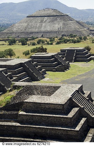 Blick vom Pyramide des Mondes von der Allee der Toten und die Pyramide der Sonne im Hintergrund Teotihuacan 150AD 600AD und später von den Azteken UNESCO-Weltkulturerbe nördlich von Mexiko-Stadt Mexiko Nordamerika