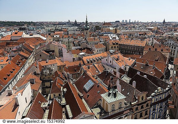 Blick vom Rathausturm auf die Dächer der Altstadt  Prag  Böhmen  Tschechische Republik  Europa