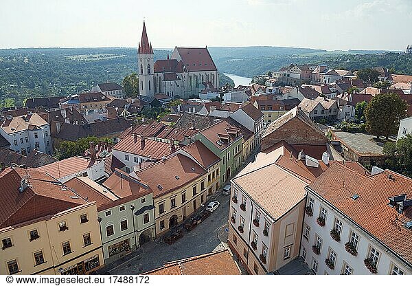 Blick vom Rathausturm auf die St.- Nikolaus Kirche und Altstadt  Znojmo  Znaim  Okres Znojmo  Kraj Jihomoravský  Südmähren  Mähren  Tschechien  Europa