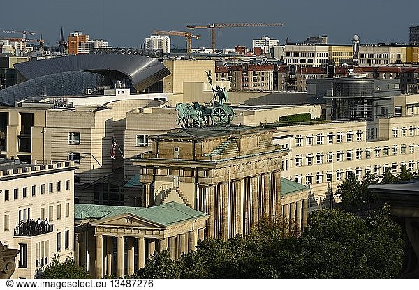 Blick vom Reichstag auf das Brandenburger Tor und die amerikanische Botschaft  Berlin  Deutschland  Europa