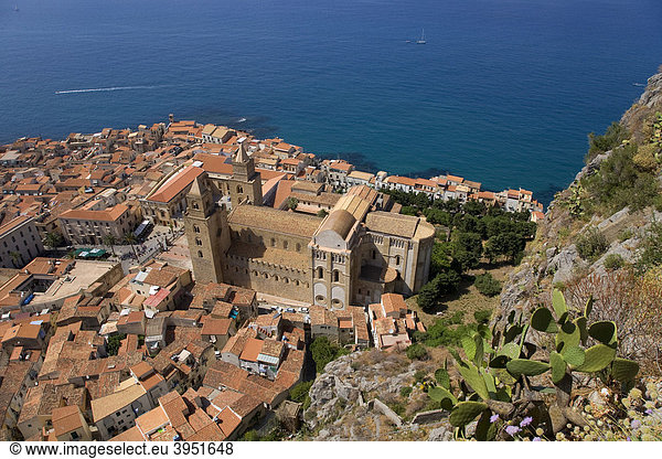 Blick vom Rocca di Cefalú auf die Altstadt Cefalú Normannendom Cefalu Provinz Palermo Sizilien Italien Europa