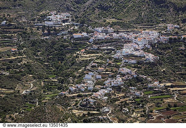 Blick vom Roque Bentayga auf das Bergdorf Tejeda  Barranco de Tejeda  Gran Canaria  Kanarische Inseln  Spanien  Europa