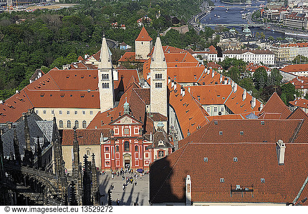Blick vom Südturm auf dem Burgberg Hradschin  UNESCO-Weltkulturerbe  Prag  Tschechische Republik  Europa