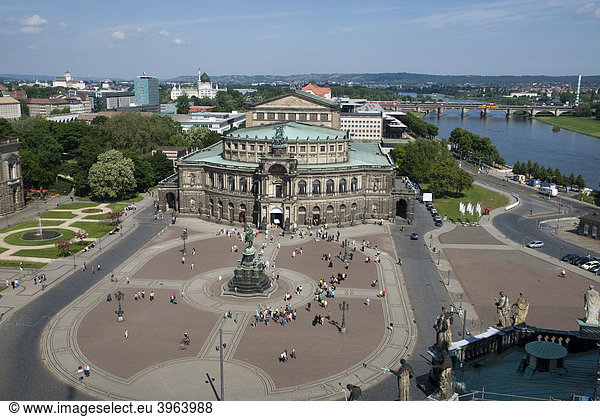 Blick vom Schloss auf Theaterplatz  Semperoper und Elbe  Dresden  Sachsen  Deutschland