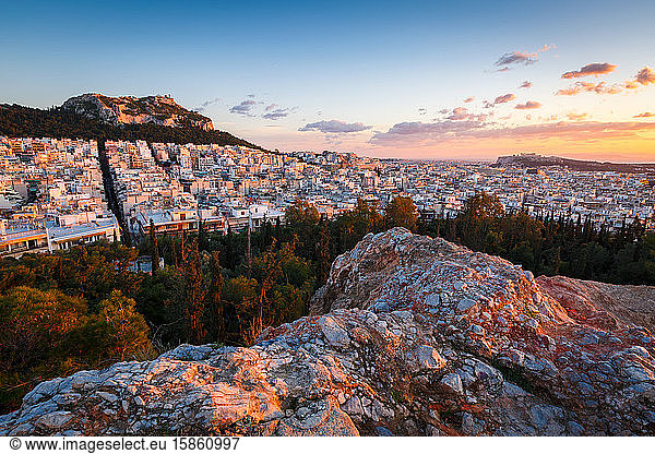 Blick vom Strefi-Hügel auf Athen und die Akropolis.