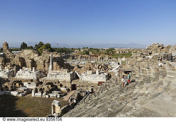 Blick vom Theater über die antike Stadt Side Pamphylien Provinz Antalya Türkei
