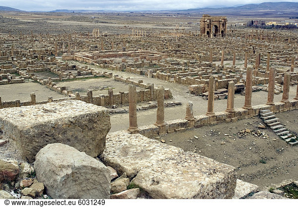 Blick vom Theater mit Blick auf die römische Seite des Timgad,  UNESCO Weltkulturerbe,  Algerien,  Nordafrika,  Afrika