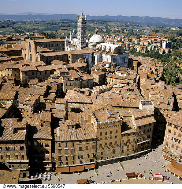 Blick vom Torre del Mangia auf die Piazza del Campo  Dom von Siena  Toskana  Italien  Europa