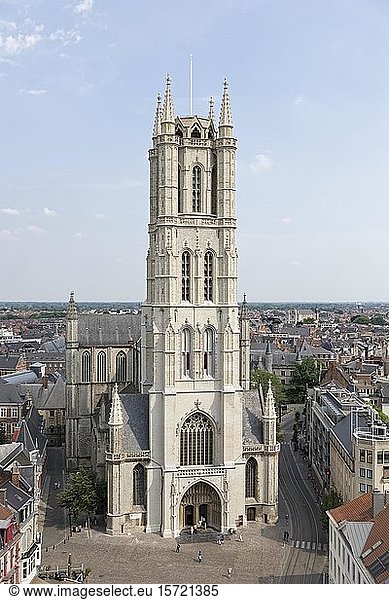 Blick vom Turm Belfort auf die St. Bavo-Kathedrale  Binnenstad  Gent  Flandern  Belgien  Europa