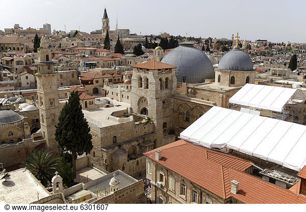Blick vom Turm der evangelischen Erlöserkirche auf die Grabeskirche mit Felsendom  Jerusalem  Yerushalayim  Israel  Naher Osten