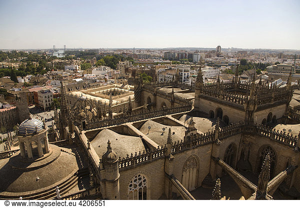 Blick vom Turm der Kathedrale auf die Altstadt mit Archivo de las Indias  Archiv  Sevilla  Andalusien  Spanien
