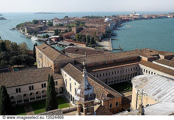 Blick vom Turm der Kirche San Giorgio Maggiore auf den Kirchenkomplex und Dorsoduro  Venedig  Venetien  Italien  Europa